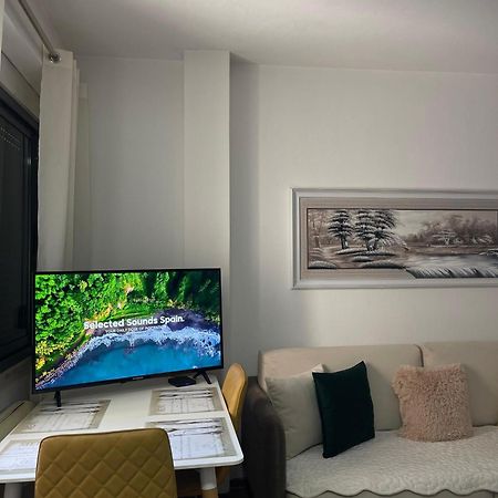 Sky Center Apartment Tirana Esterno foto